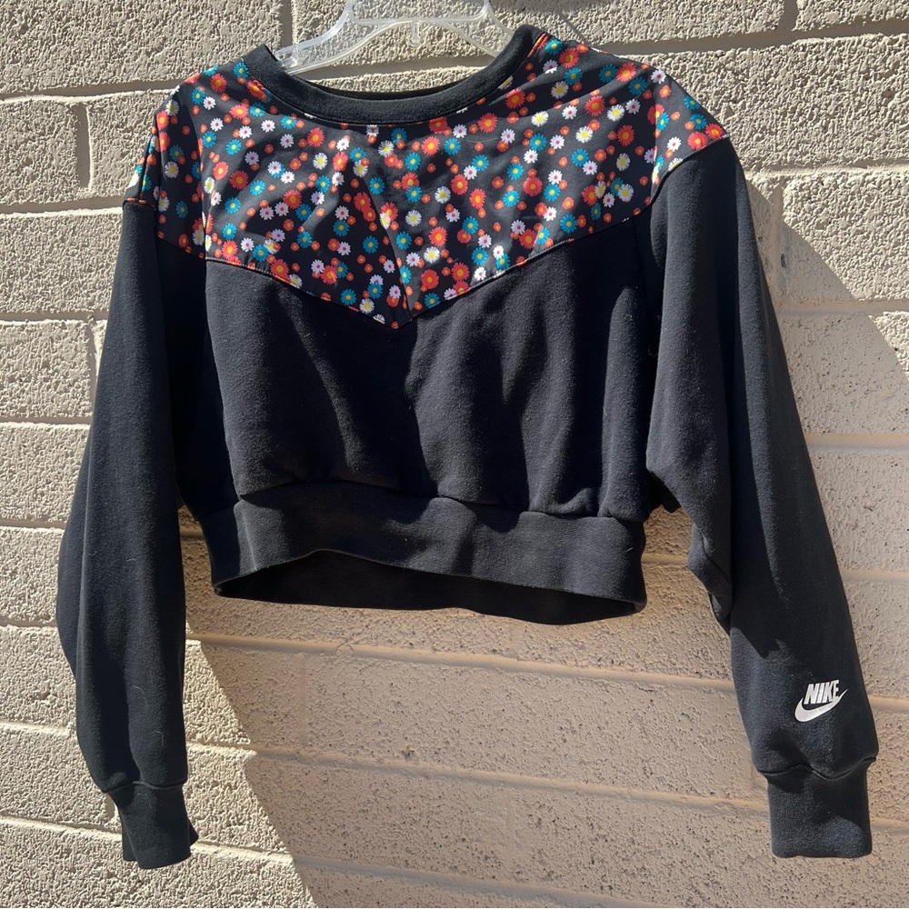 Nike cropped daisy sweatshirt